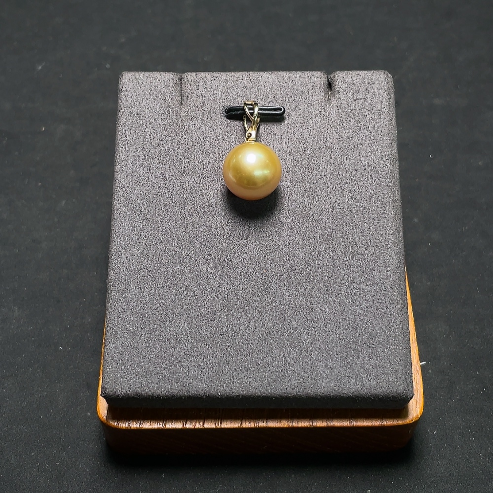 C34987906 Seawater Pearl Earrings Non-Diamond Color Origin Undetermined Containing 58% Gold Total Weight Approximately 3.32g