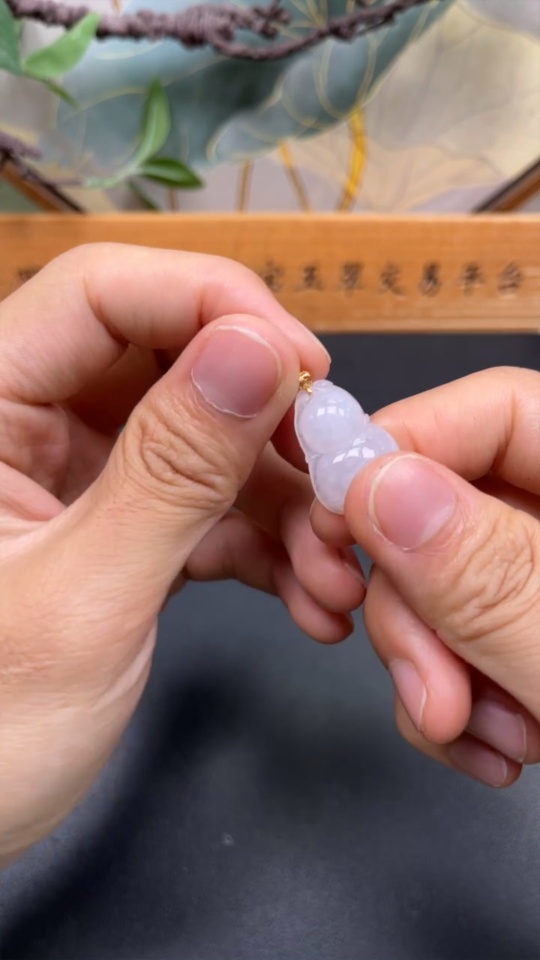 F34035262 Jadeite Gourd Pendant with 18k Gold Clasp, Total Weight Approx. 4g