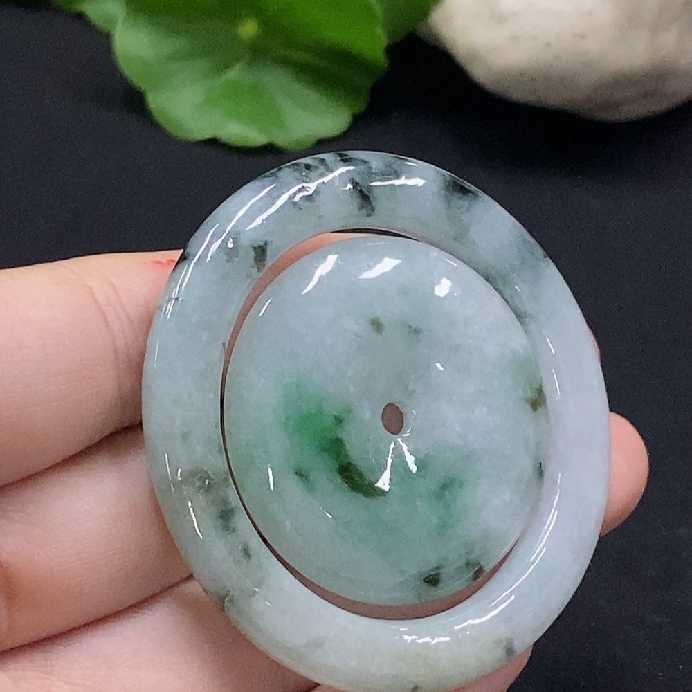 F34028663 Jadeite mother-and-child button set containing other mineral components