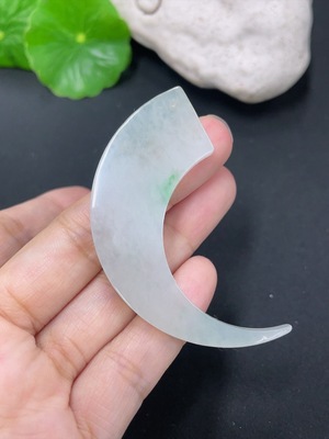 F38535199 翡翠挂件龙牙 货品总约重11.97g