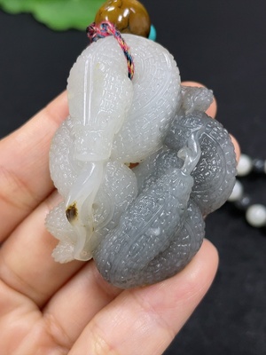 H46532080 和田玉挂件   灵蛇   货品总重约（含链）73.9g   皮色成因未定  含其他矿物成份   配珠非和田玉