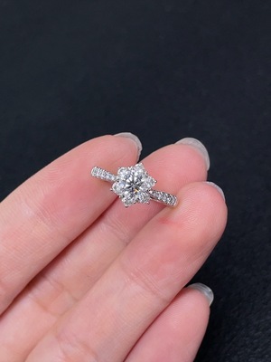 M43152194 钻石镶嵌戒指  18k金   8圈口  货品总重约2.10克  印记  D0.50ct  d0.350ct