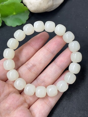 H46574283 和田玉手串  卡9.8mm左右    货品总重约33g  含其他矿物成分