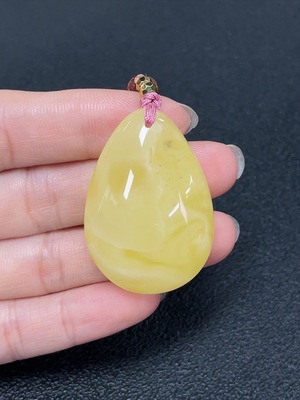 C43202654 琥珀蜜蜡挂件  非金  货品含绳重约14.17克  配石考虑非天然