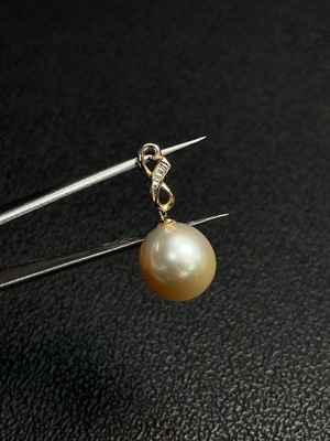 C27157049 Seawater Pearl Inlaid Pendant, 58% Gold Content, Approximately 12.4mm, Total Weight About 3.60g, Color Origin Undetermined
