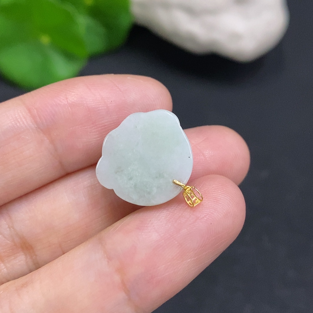 F29316054 Jadeite Pendant with 18K Gold Clasp, Total Weight Approximately 2.9g