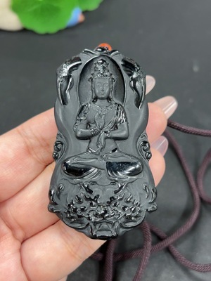 H46521036 和田玉挂件 观音 货品总重约【含绳】56.9g 皮色成因未定 含其他矿物成分 非金