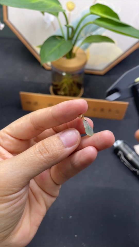 F33941106 Jadeite Auspicious Gourd Pendant with 18k Gold Clasp, Total Weight Approximately 0.3g