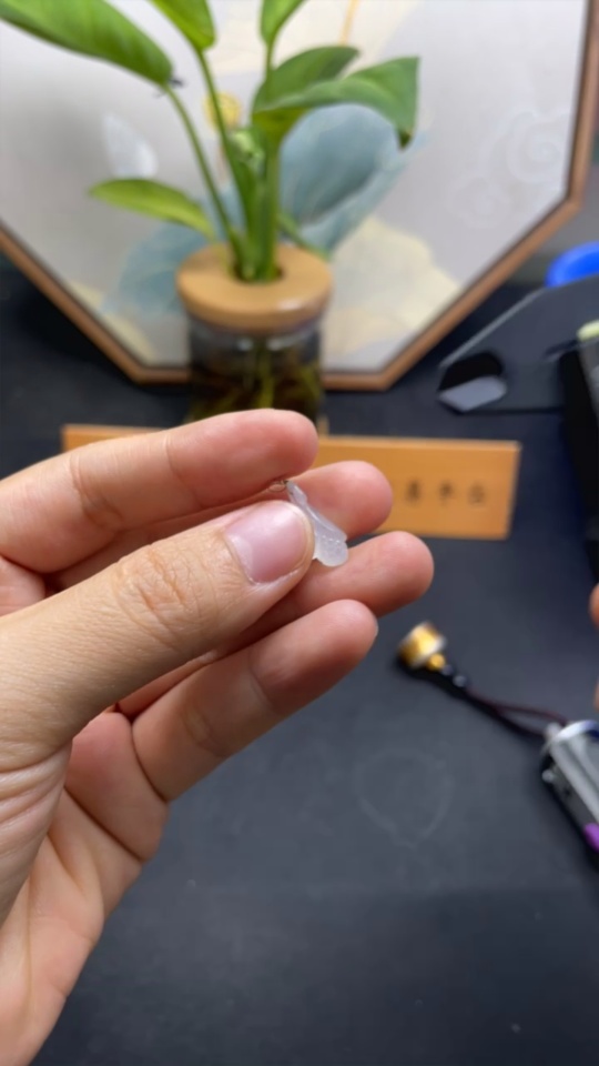 F34002641 Jadeite Magnolia Pendant with 18K Gold Clasp, Total Weight Approx. 0.8g