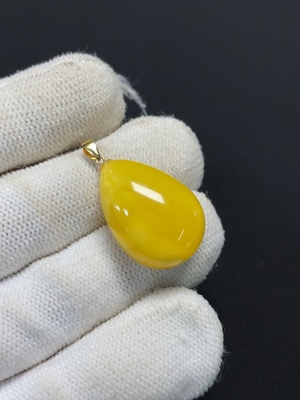 C46535052 琥珀蜜蜡挂件 18k金 货品总重约2.23g