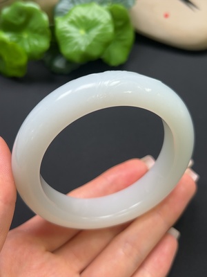 H42980438 和田玉正圈手镯 圈口56.5mm 总重约84.7g