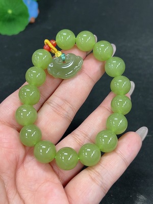 H41946162 和田玉手串 如意 货品总重约[含链]41.5g 仅吊坠 配珠非和田玉 有杂石