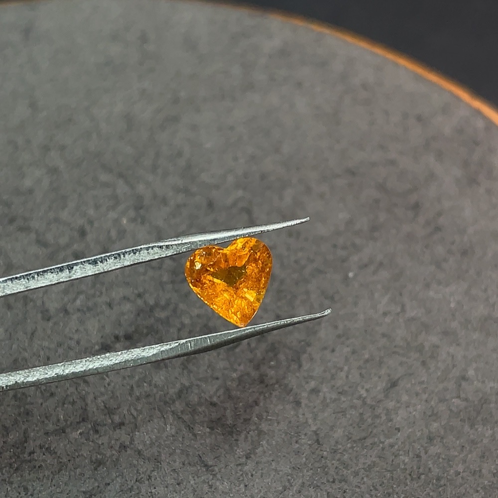 C34038714 Garnet loose stone, total weight approximately 1.885 carats