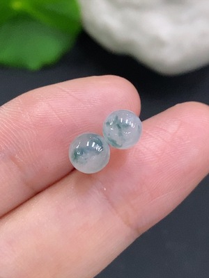 F35106243 Jadeite single bead stud earrings 18k gold, total weight approximately 0.7 grams