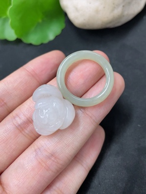 H42956825 和田玉挂件    莲花   戒圈圈口15    货品总重约8.6g