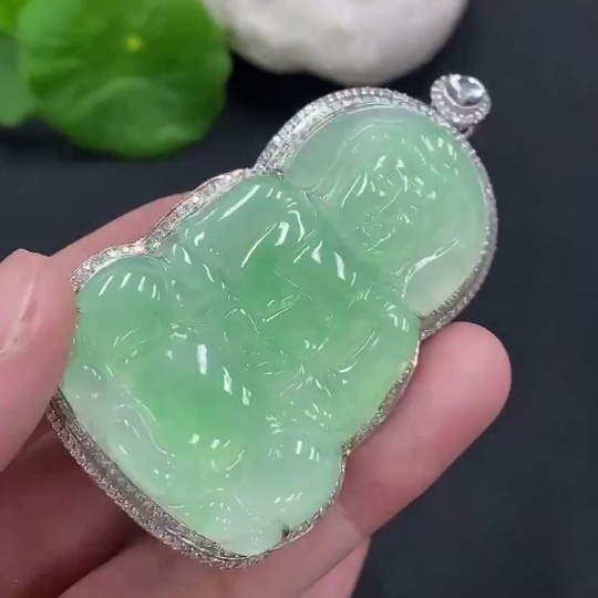 F33883557 Jadeite Guanyin Pendant in 18K Gold with Diamond Accents, Total Weight Approximately 18g