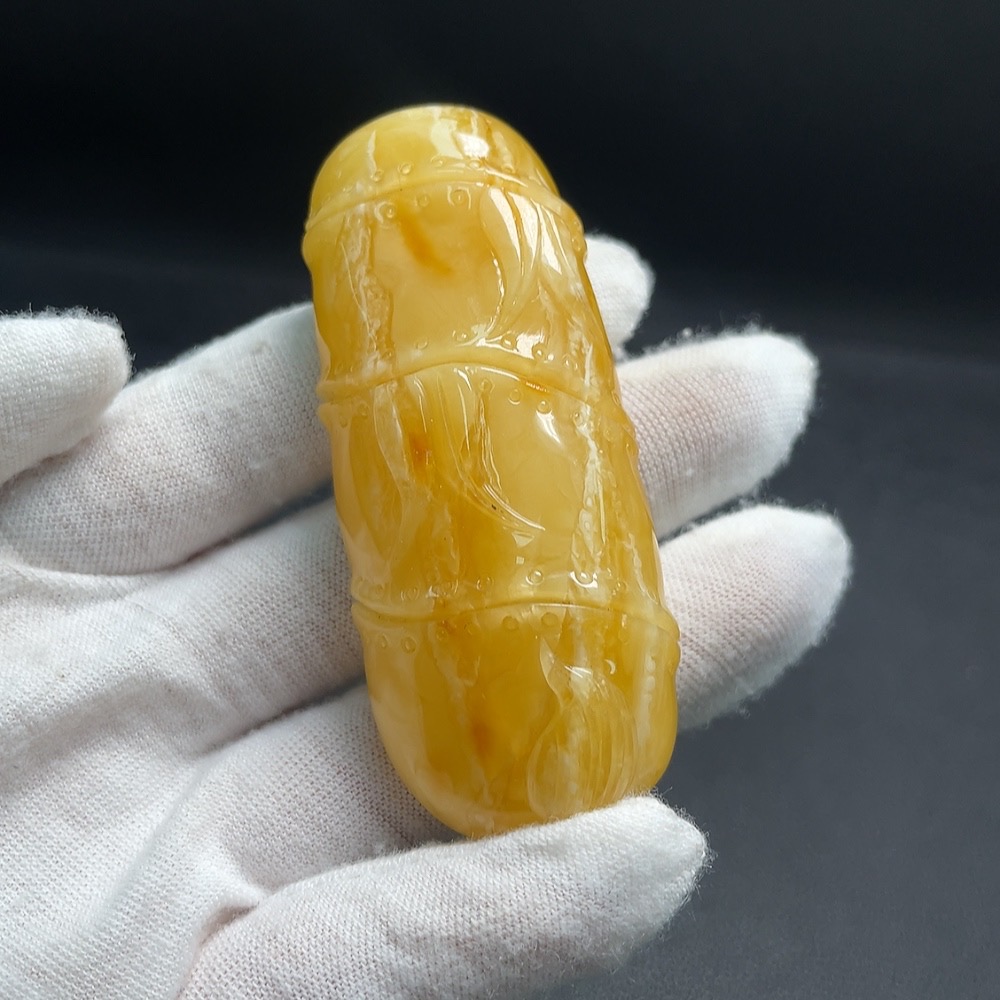 C25930826 Amber Beeswax Pendant with Colorless Coating, Total Weight Approx. 27.77g