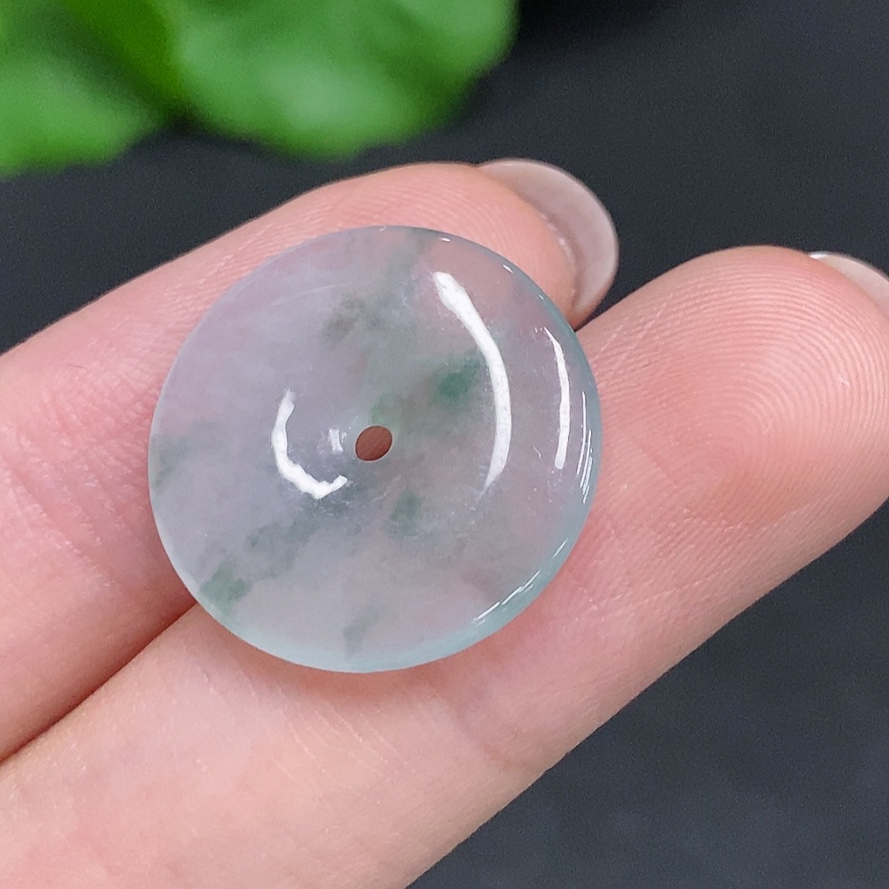 F34003742 Jadeite Peace Knot, Total Weight Approximately 2g