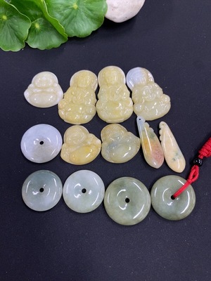 F46555357 翡翠挂件一手走 颜色成因未定