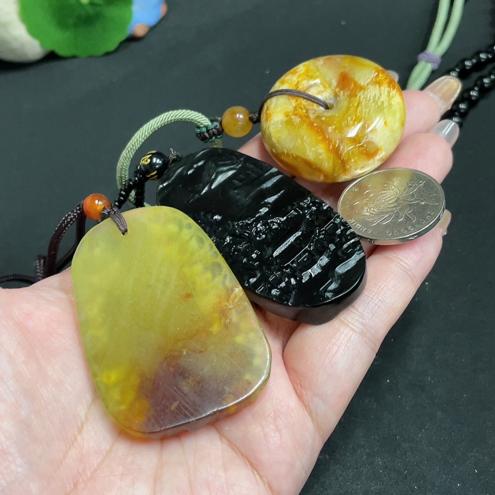 H32804440 Xiuyu (serpentine jade) pendant