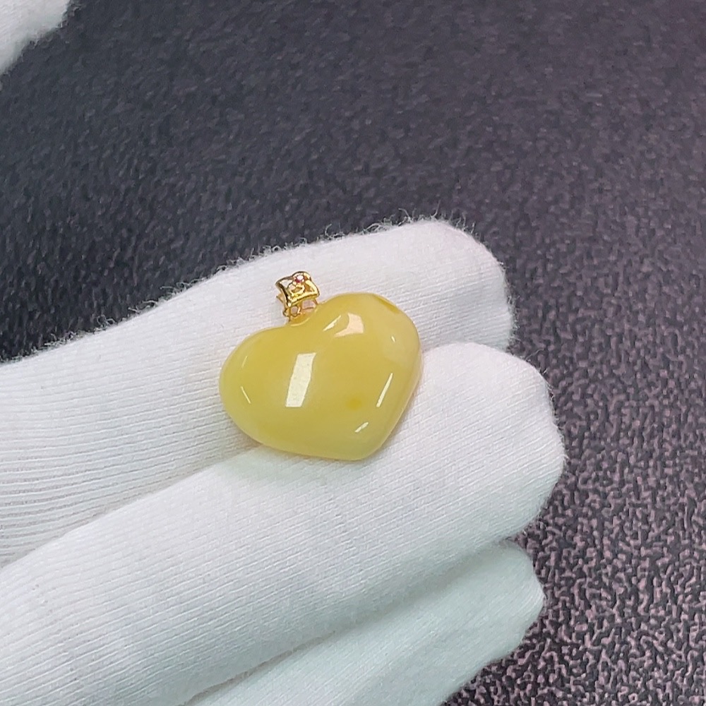 C33852187 18K Amber Pendant, Total Weight Approx. 1.24g