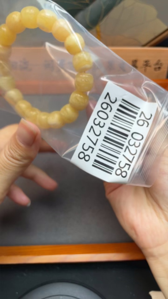C26032758 Amber Beeswax Bracelet Approx. 12.5mm Total Weight Approx. 21.18g