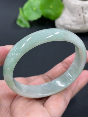 F42974087 翡翠贵妃手镯 圈口55/49.5mm 货品总约重36.8g