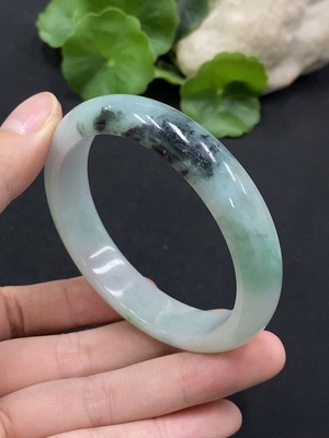 F36307559 翡翠正圈手镯 圈口55.2 含其他矿物成分 货品总重约47.24g