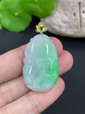 F46597138 翡翠荷叶鱼挂件 扣头非金 货品总重约6.8g