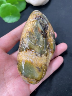 H42957549 和田玉 皮色成因未定 含其他矿物成分   货品总重约266.6g