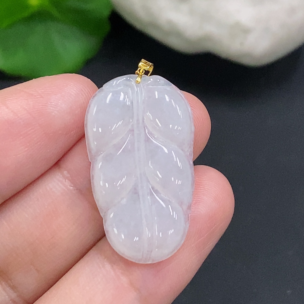 F34049829 Jadeite Leaf Pendant with 18K Gold Clasp, Total Weight Approximately 3.2g