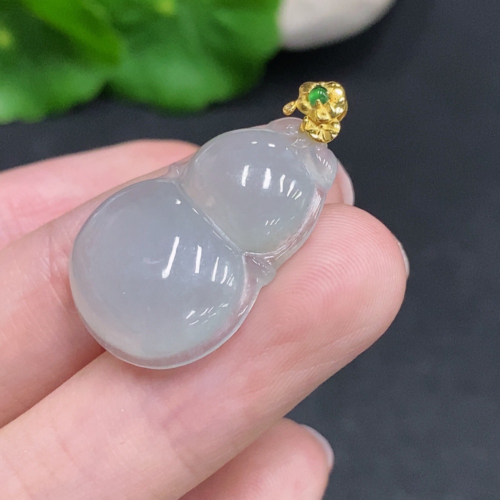F34961550 Jadeite Gourd Pendant with 18K Gold Clasp, Total Weight Approximately 4.2g