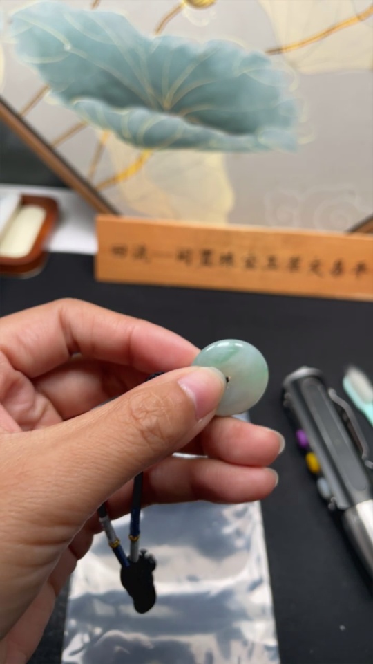 F34982673 Jadeite Peace Pendant with a total product weight of approximately 7.9g (including rope weight)