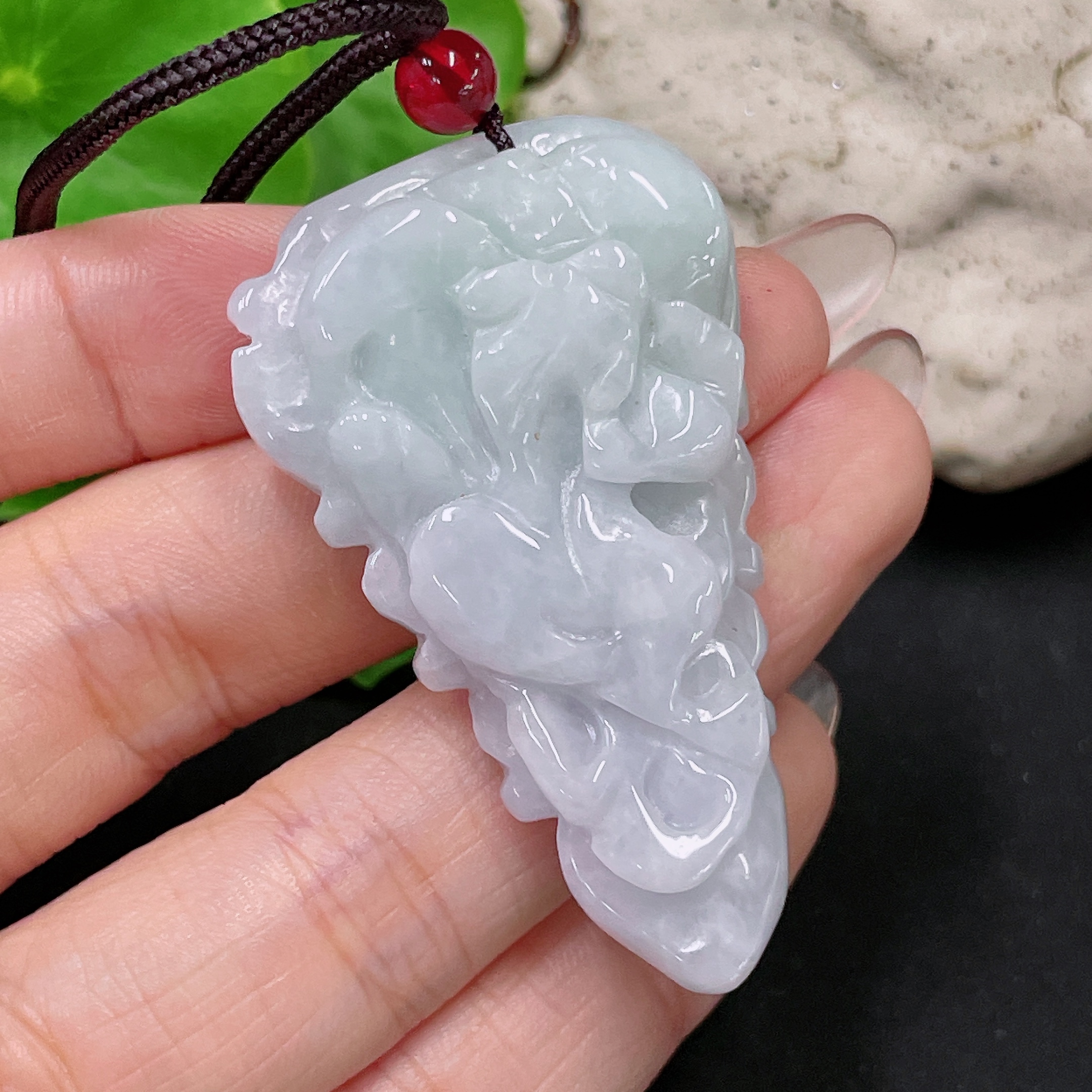 F34959219 jadeite pendant, total weight including string approx. 25.7g (with non-A beads)