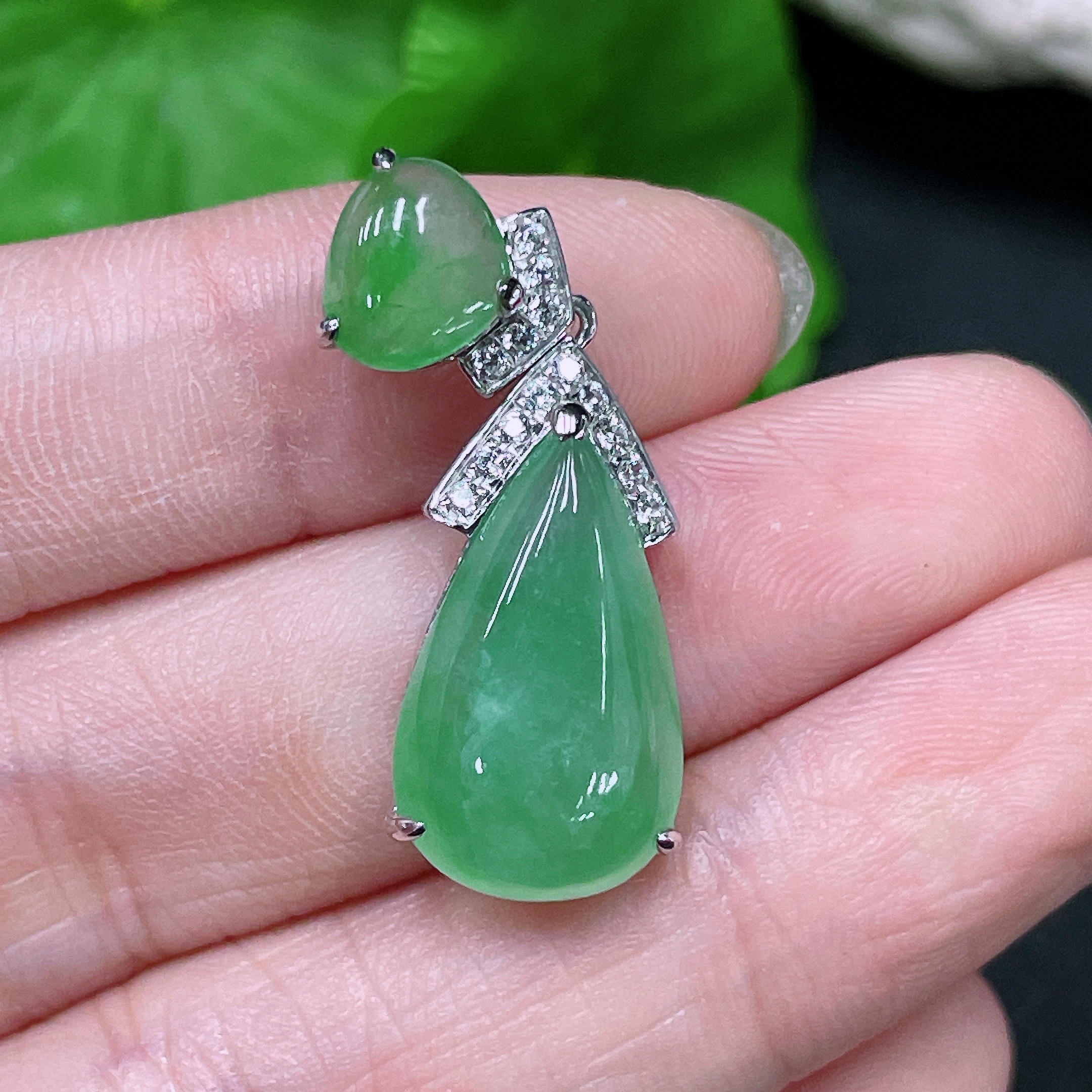 F33919056 Jadeite Teardrop Pendant in 18k Gold Setting, Total Weight Approx. 3.69g, Non-Diamond