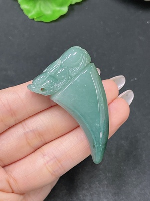 F35137989 翡翠龙牙挂件 货品总重约30.4g