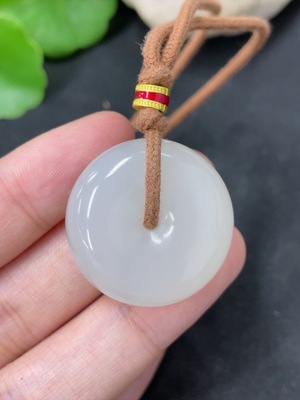 H42956971 和田玉挂件   平安扣    货品总重约（含绳）19.4g