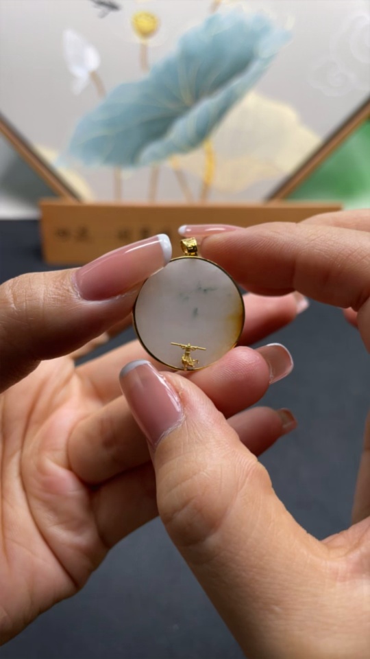 F20307986 Jadeite Plain Pendant inlaid with 18k gold, total weight approx. 3.5g