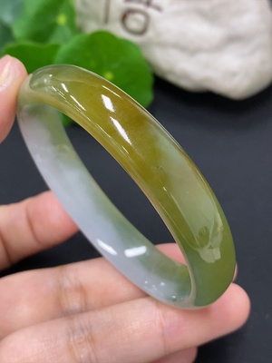 F46556385 翡翠贵妃手镯 圈口53.5/45.3 货品总重约30.7克（颜色成因未定）