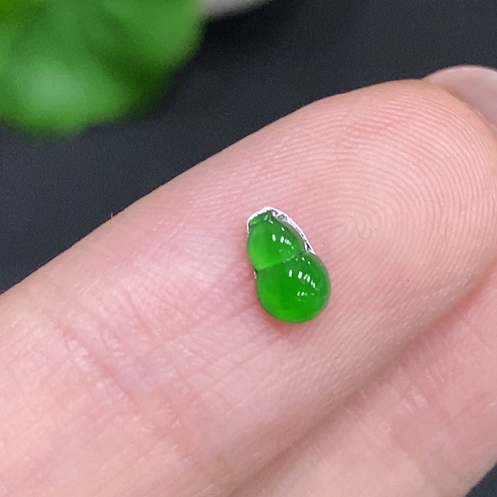 F34060135 Jadeite Gourd Inlaid Piece, Total Weight Approximately 0.8g, Yellow Color Origin Undetermined