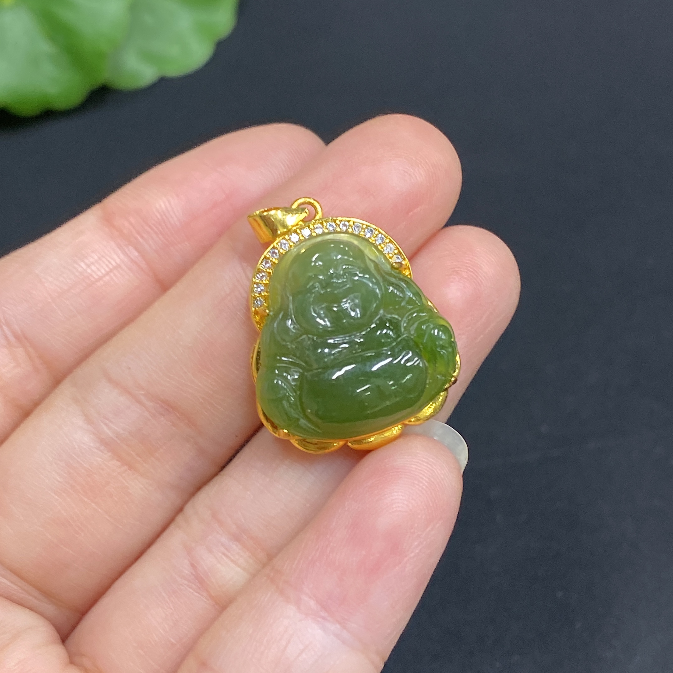 H34985945 Hetian Jade Jasper Inlaid Pendant, Buddha Figure, Total Weight Approx. 3.2g, Suspected Gold-Plated