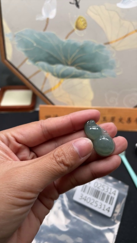 F34025314 Jadeite Gourd Pendant, Total Weight Approx. 6.84g