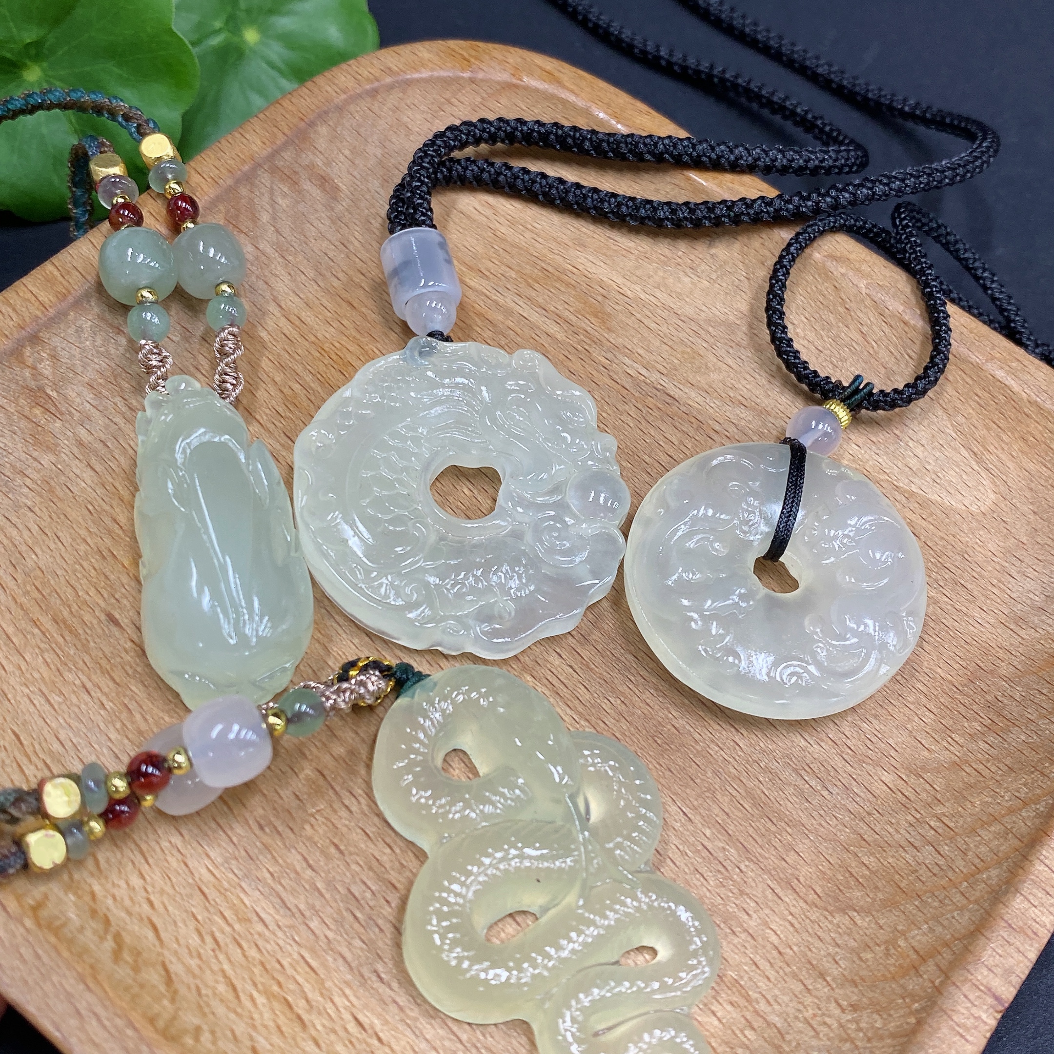 H34970576 Xiuyu (Serpentine Jade) Pendant