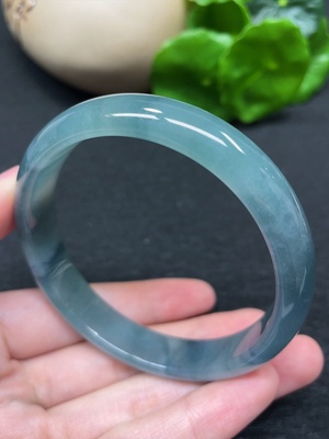 F45334690 翡翠正圈手镯 总重约41.72g 圈口57.1