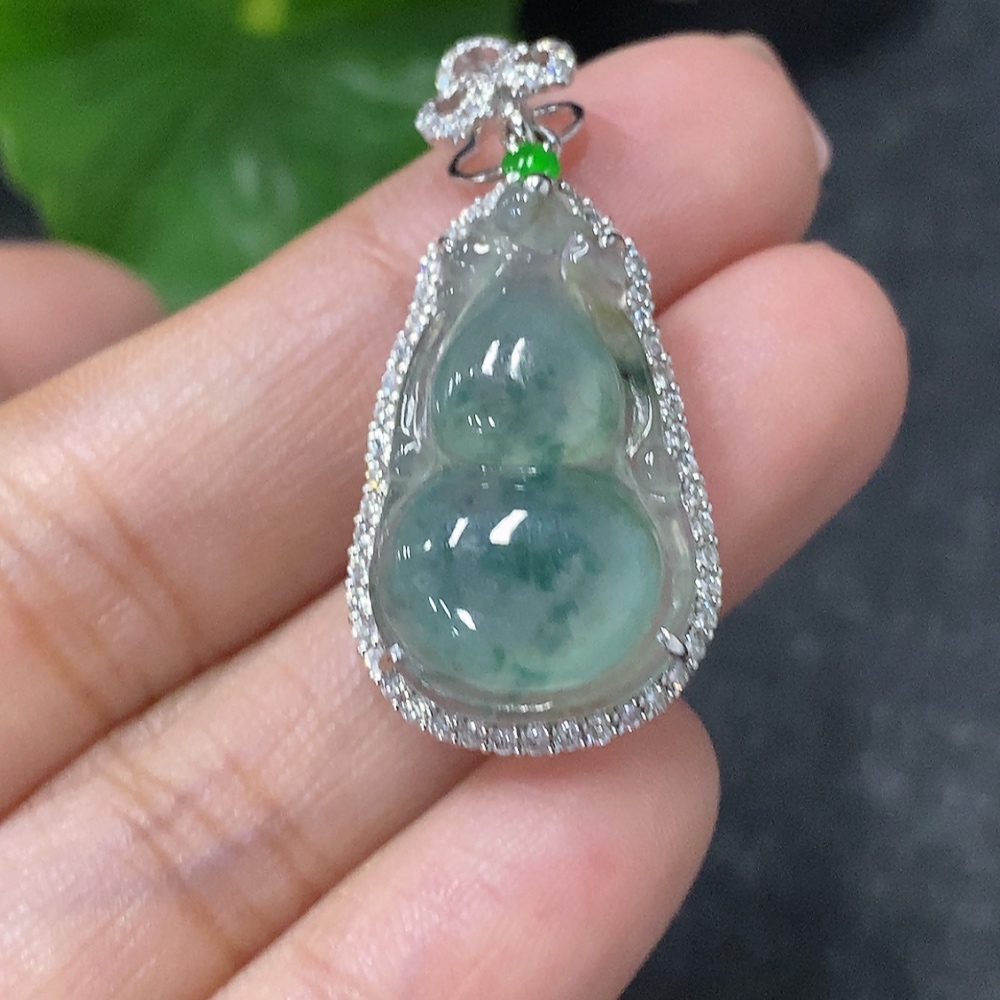 F34977120 Jadeite Inlaid Calabash Pendant 18k with Diamond Accents Total Weight Approx. 4.97g