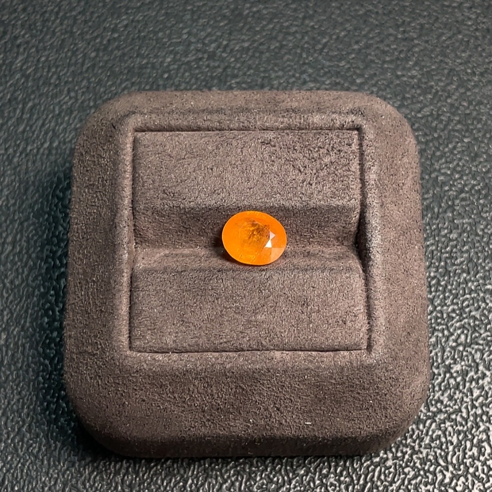 C30567417 Garnet rough stone Total weight approximately 2.77 carats