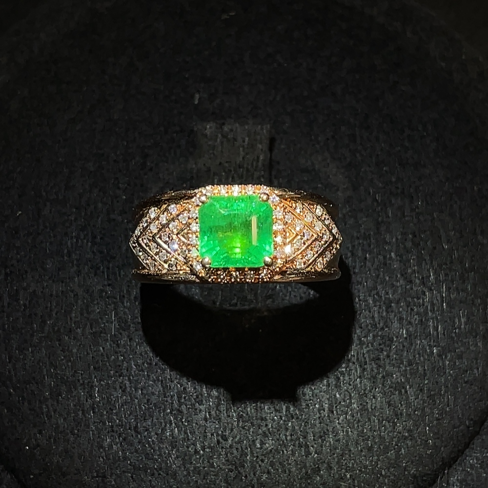C32745421 18K Gold Emerald Ring Clarity Enhanced with Diamond Setting Total Weight Approx. 4.07g Size 12