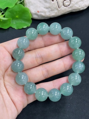 F46516229 翡翠手串   货品总重约58.2g  卡12.4mm左右