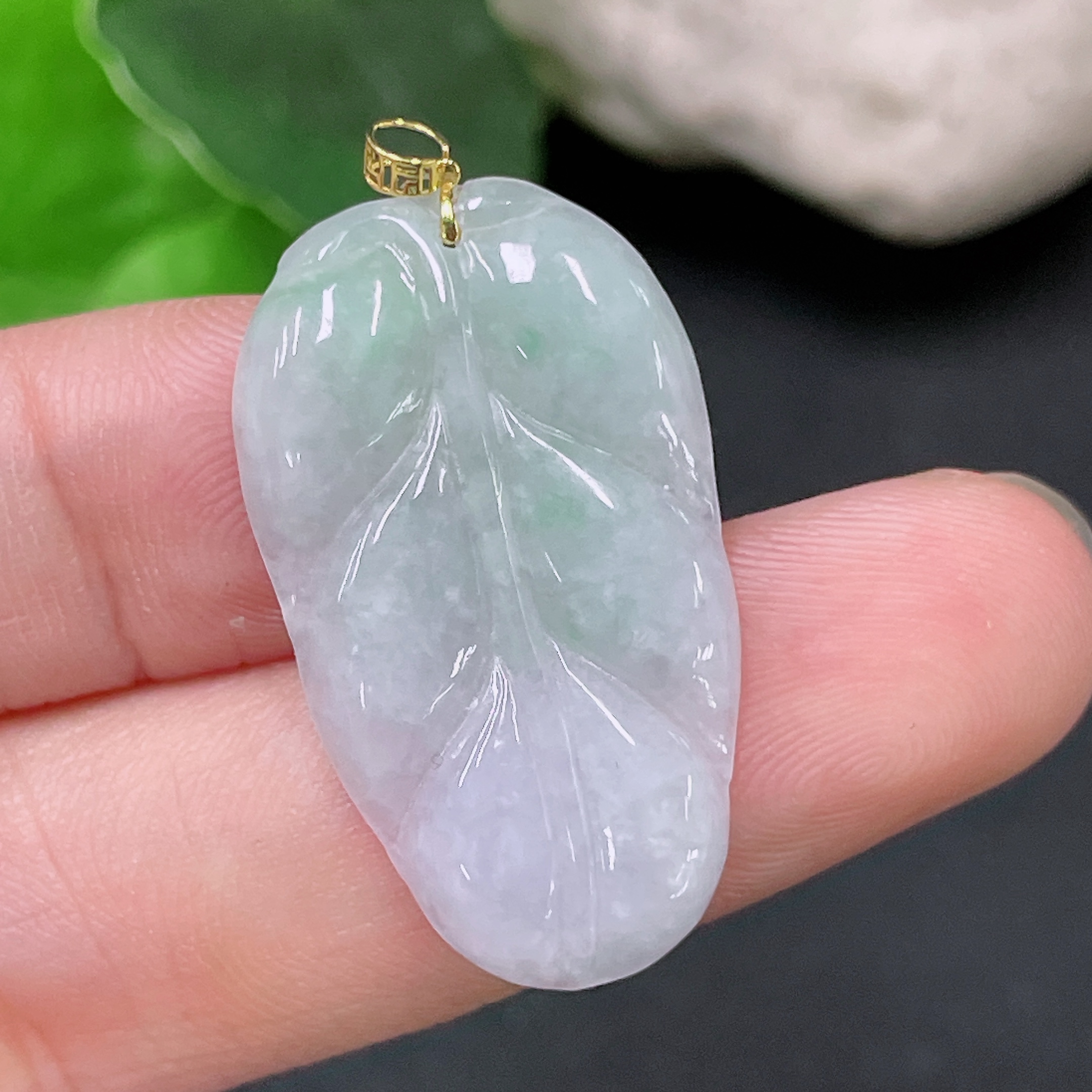 F33893565 Jadeite Leaf Pendant 18K Gold Approx. 3g Total Weight