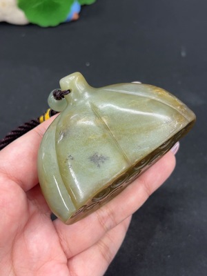 H46521210 和田玉手把件 莲蓬 货品总重约【含绳】175.8g 皮色成因未定 配珠非和田玉